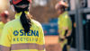 bob体育官方网址苹果ios版Stena Recyclingin työntekijä kävelee kierrätyspihalla
